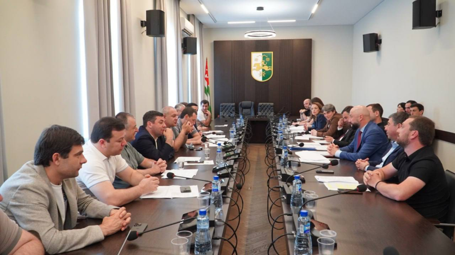 ПРЕДСТАВЛЕННЫЙ ПРЕЗИДЕНТОМ БАДРОЙ ГУНБА ПРОЕКТ ЗАКОНА «О СОВЕРШЕНСТВОВАНИИ БЮДЖЕТНО- ПРАВОВОГО СТАТУСА ГОРОДОВ НОВЫЙ АФОН И ПИЦУНДА» РАССМОТРЕН ПРОФИЛЬНЫМ ПАРЛАМЕНТСКИМ КОМИТЕТОМ