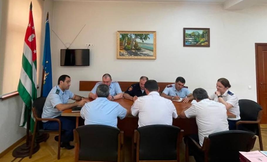 ПРОКУРОР ГОРОДА СУХУМ ПРОВЕЛ ОПЕРАТИВНОЕ СОВЕЩАНИЕ С РУКОВОДСТВОМ УВД И СОТРУДНИКАМИ ПРОКУРАТУРЫ ПО ПОРУЧЕНИЮ ГЕНЕРАЛЬНОГО ПРОКУРОРА РЕСПУБЛИКИ АБХАЗИЯ