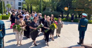 В ПАРКЕ СЛАВЫ ПРОШЛА ЦЕРЕМОНИЯ ВОЗЛОЖЕНИЯ ЦВЕТОВ К МЕМОРИАЛУ ПОГИБШИМ В ОТЕЧЕСТВЕННОЙ ВОЙНЕ НАРОДА АБХАЗИИ